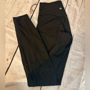 Lululemon women’s black floral mesh panel up side of leg size 6 like new